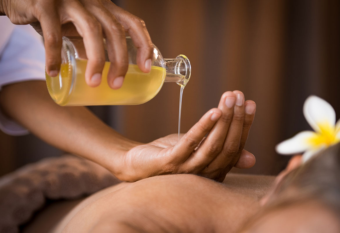 Ganzheitliche Massage mit warmen Aromaölen